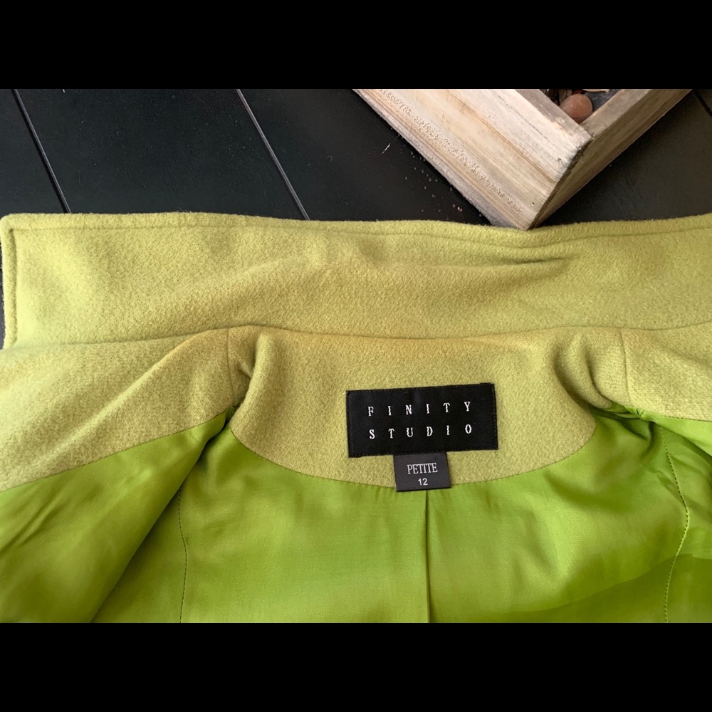 Finity Studio Green Jacket - Picture 5 of 8